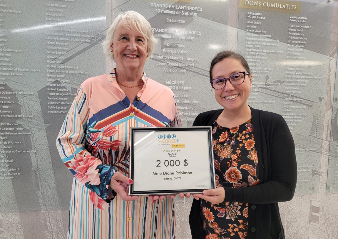 Un femme âgée et une femme plus jeune tiennent un cadre mentionnant 2000$ Loto Mobile.