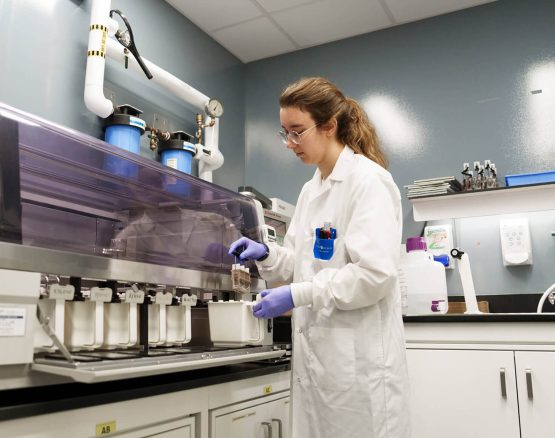 Technicienne de laboratoire travaillant sur des équipements médicaux.