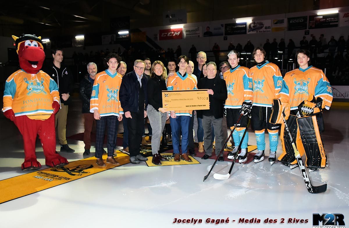 Équipe de hockey Chevaliers de Lévis lors d’un événement communautaire au profit de la Fondation.