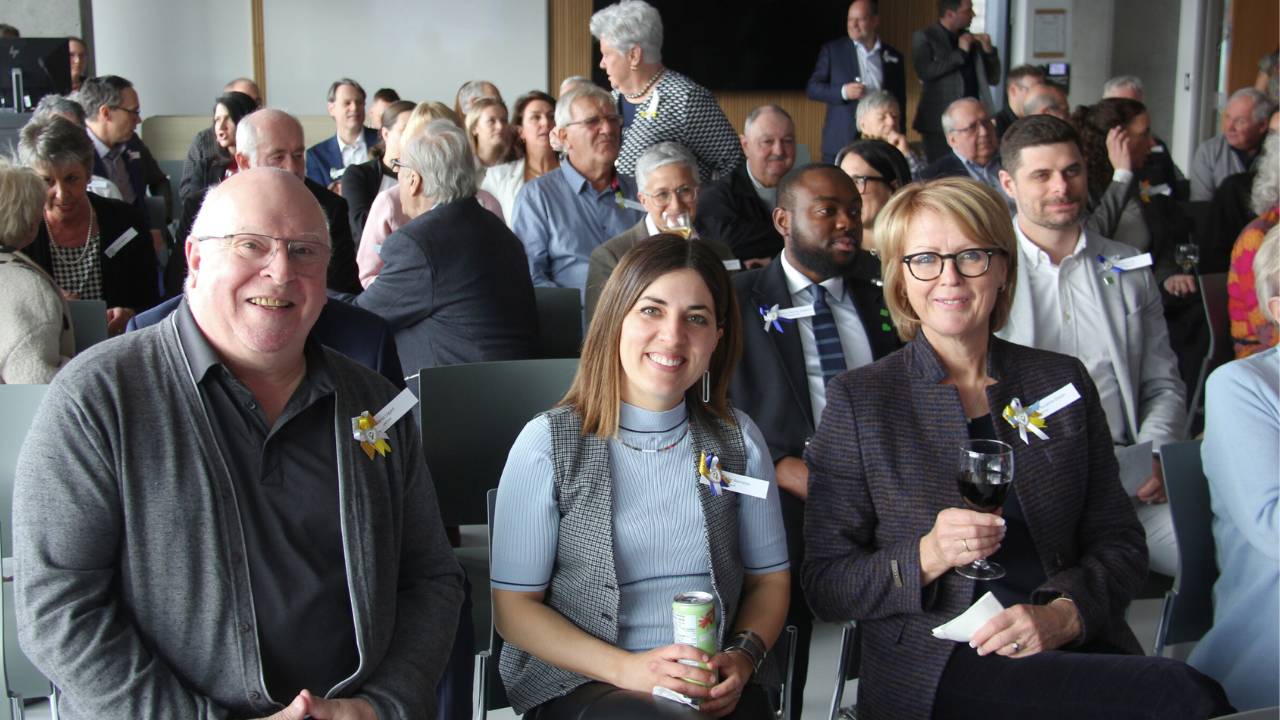 Groupe de donateurs réunis lors d’une activité de reconnaissance annuelle.