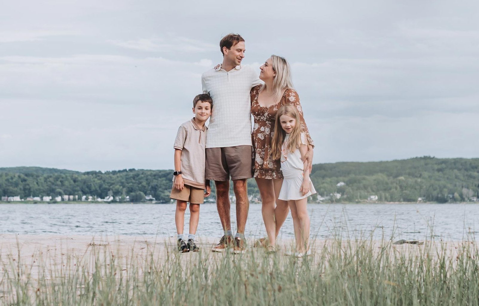 Famille marchant près de l’eau, illustrant les histoires de donateurs.