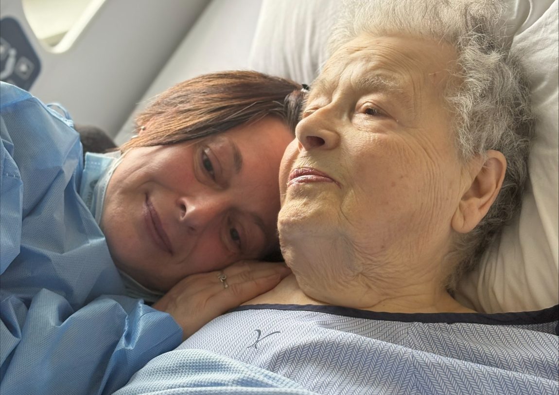 Patiente âgée accompagnée par une proche, humanité et dignité des soins.