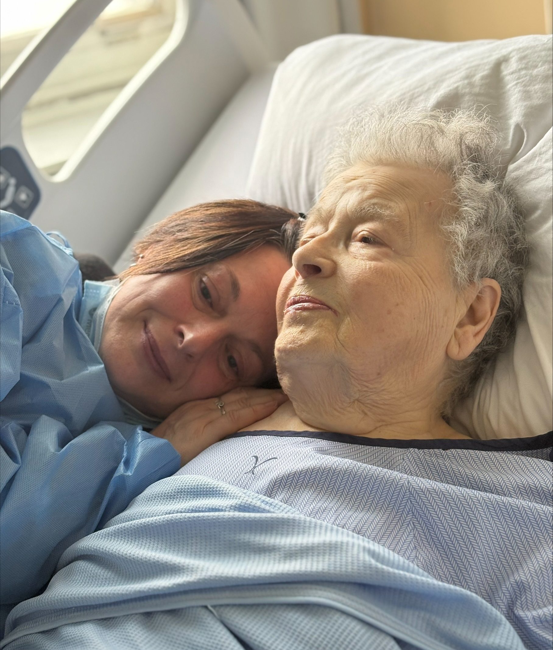 Patiente âgée accompagnée par une proche, humanité et dignité des soins.