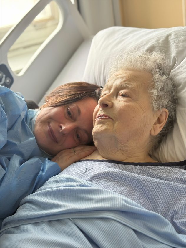 Patiente âgée accompagnée par une proche, humanité et dignité des soins.