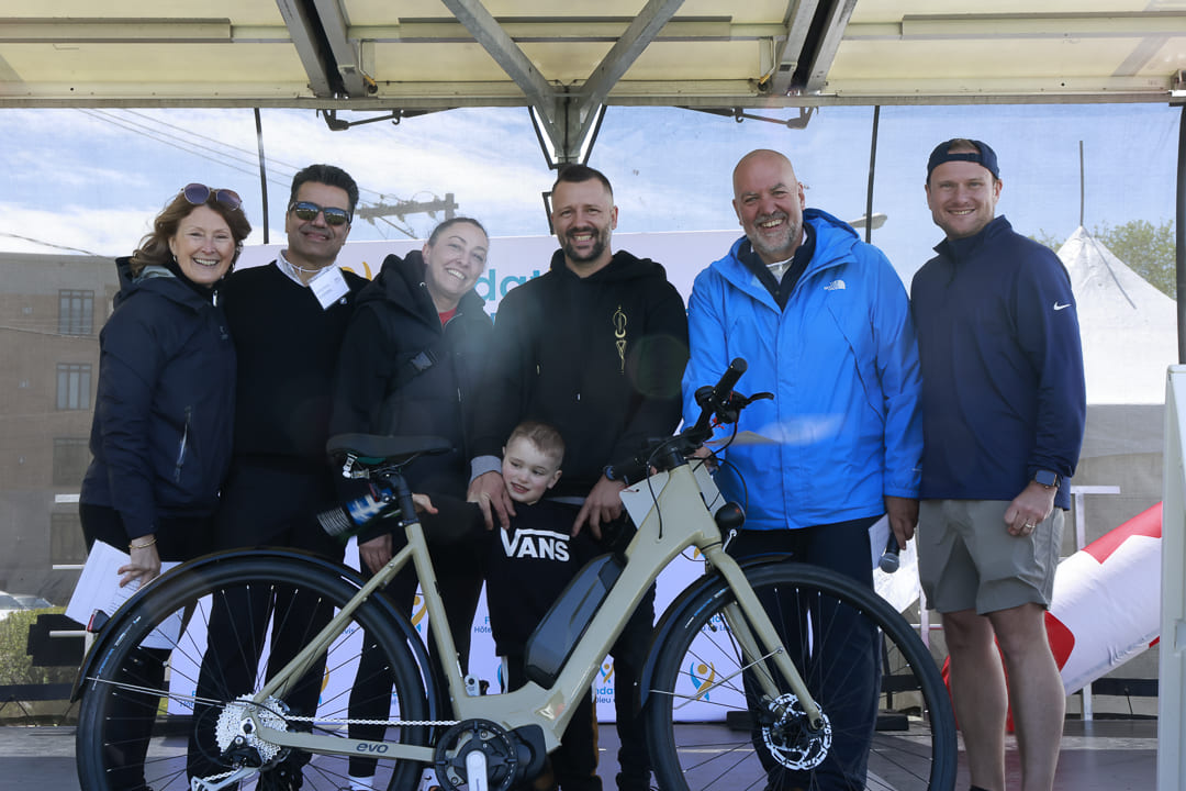 Gagnante du vélo offert par Procycle Lévis avec propriétaire et autres organisateurs du RAID Banque Nationale 2026