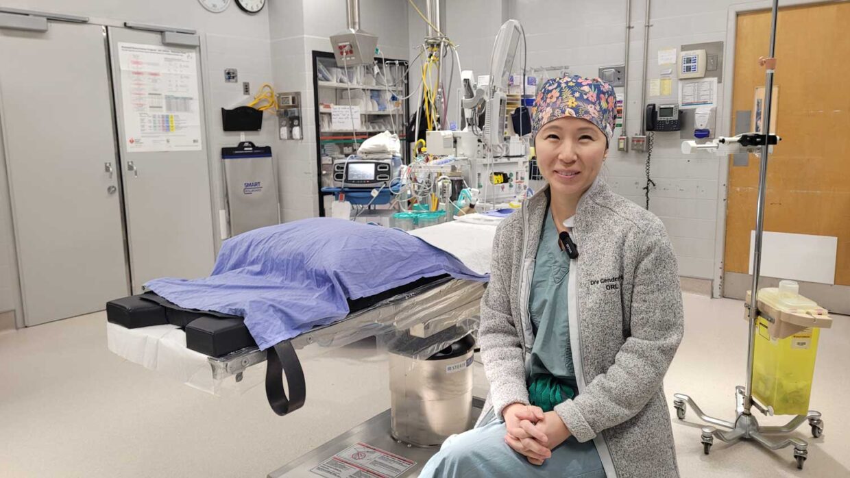 Une docteure dans une salle de chirurgie de l'Hôtel-Dieu de Lévis