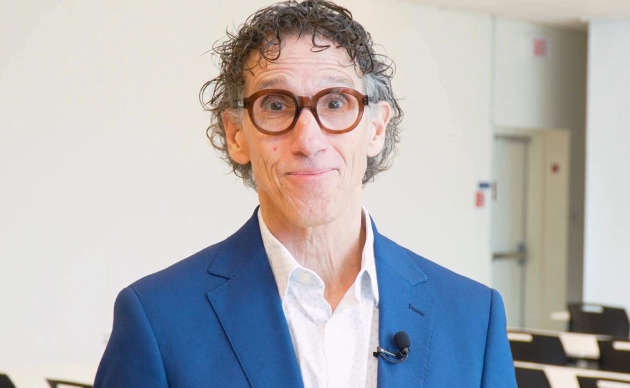 Docteur en chemise blanche et veston bleu, psychiatre | Dr Roberto Tosti